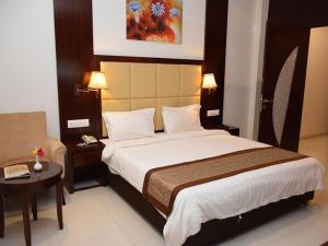 Voodi või voodid majutusasutuse Hotel Sai Jashan Shirdi - Where blessings & comfort meet toas