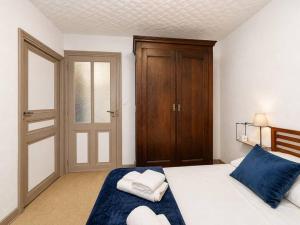 a bedroom with a bed with towels on it at Azur des jardins in Annonay