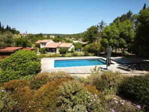 a swimming pool in the middle of a yard at Le Chant des Pierres in Saint-Pierre-des-Champs