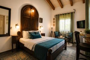 a bedroom with a bed with a wooden headboard at סתיו בגולן in Qasrîne