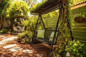 a swing in a garden with ivy at סתיו בגולן in Qasrîne