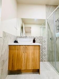 ein Badezimmer mit Waschbecken und Dusche in der Unterkunft Premier Suite with Private Bathroom in Wyndham Vale + 16 Fotos