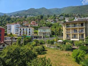 a city with houses and mountains in the background at Onyx - 1 5 Zimmer in Muralto