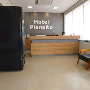 a hotel planilla lobby with a person sitting at a counter at Hotel Planalto 2 in Governador Valadares