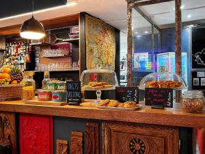 a counter in a restaurant with food on it at Greet hôtel Saint-Nazaire-Trignac, Nouvelle marque du groupe Accor in Saint-Nazaire