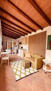 a living room with a couch and a kitchen at Villa I Bossi in Arezzo