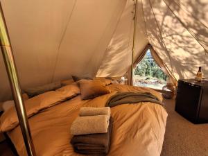 a bedroom with a bed in a tent at Halden Glamping in Halden +6 photos