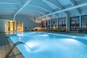 a large swimming pool in a building at Alpen-Retreat mit Spa in Lenzerheide