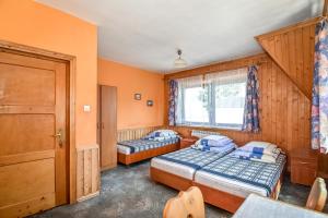 a bedroom with two beds and a window at U Stocha - Jacuzzi & sauna - dom dla 13 osób in Poronin +91 photos