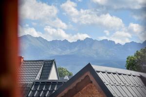 a view of mountains from the roof of a house at U Stocha - Jacuzzi & sauna - dom dla 13 osób in Poronin