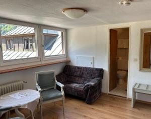 ein Wohnzimmer mit Sofa und Tisch in der Unterkunft Hotel Schiffmeister in Schönau am Königssee