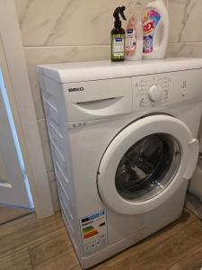 a washer and dryer in a room at Mustvee aparts in Mustvee