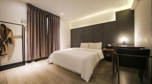 a hotel room with a white bed and a window at cs프라자호텔 in Cheonan