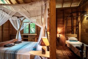 En eller flere senger på et rom på Manthally Cabanas