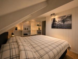 a bedroom with a bed and a picture on the wall at Woonboerderij Markelo in Markelo