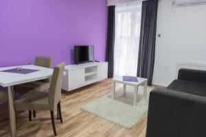 TV a/nebo společenská místnost v ubytování Garni Hotel Niš City View