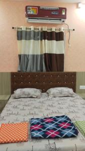 a bedroom with a bed with a curtain and a bed sidx sidx sidx at Shravan Hotel in Rāmgarh