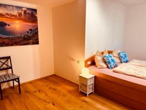 a bedroom with a bed and a painting on the wall at Ferienwohnung Mondseeblick in Tiefgraben