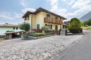 a house with a fence in front of a road at Bnb Casa Fiore in Madice