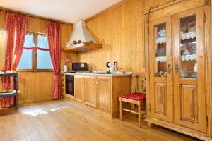 a kitchen with wooden walls and wooden flooring at Bnb Casa Fiore in Madice
