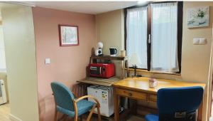 a room with a desk and two chairs and a table at Casa Gracia in Granda