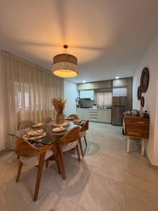 a living room with a table and chairs and a kitchen at Villa danexia in Juan Dolio