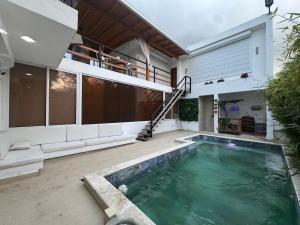 a swimming pool in the backyard of a house at Villa danexia in Juan Dolio