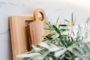 a wooden cutting board next to a potted plant at MAISON ART Appartements - Objekt 94080 in Warnemünde