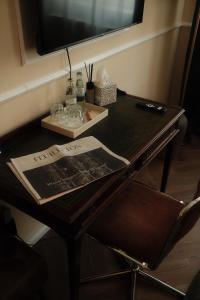 een bureau in een kamer met een tafel met een spiegel bij Hotel DEDE in Augsburg