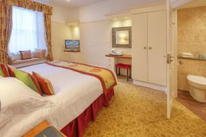 Ein Bett oder Betten in einem Zimmer der Unterkunft The Dunstanburgh Castle Hotel