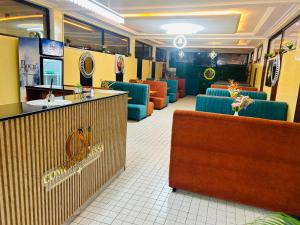 ein Restaurant mit Stühlen und einer Bar in einem Raum in der Unterkunft Complexe NESSA SARL in Jaunde