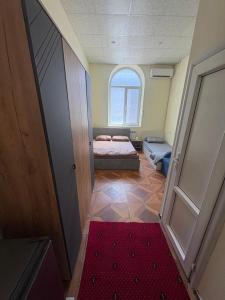 ein kleines Zimmer mit einem Bett und einem Fenster in der Unterkunft Ruma Hotel in Yerevan