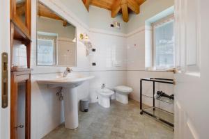 a bathroom with a sink and a toilet at Bnb Casa Fiore in Madice