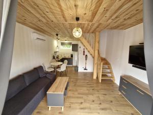 a living room with a couch and a table at Sosnowa Polana Rusinowo in Rusinowo