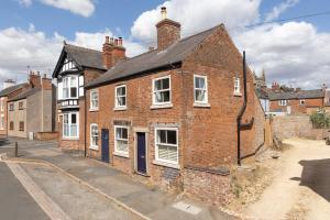 an old brick house on a city street at Regent Street Residence Lutterworth in Lutterworth