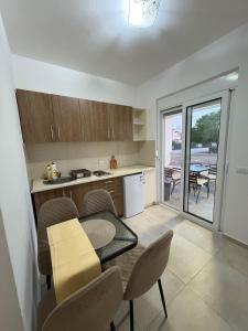 a kitchen and dining room with a table and chairs at Vesa&Veton in Donji Štoj
