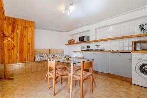 a kitchen with a table and chairs in a kitchen at Studio La Chambrette in Blieux