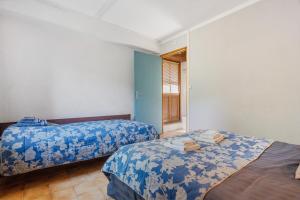 a bedroom with two beds and a window at Studio La Chambrette in Blieux