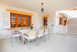 a dining room with a table and chairs at Villa Can Tomas in Port de Pollensa