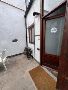 an entrance to a building with a door and a chair at Casa Tradicional Canaria - Chico in Garachico