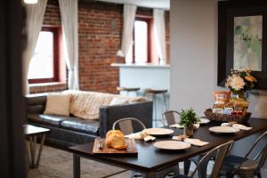 ein Wohnzimmer mit einem Tisch und einem Sofa in der Unterkunft Three Trails Downtown Elkin in Elkin