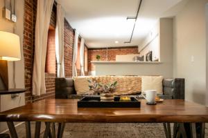 ein Wohnzimmer mit einem Tisch und einem Sofa in der Unterkunft Three Trails Downtown Elkin in Elkin