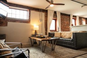 ein Wohnzimmer mit Sofa und Tisch in der Unterkunft Three Trails Downtown Elkin in Elkin + 35 Fotos