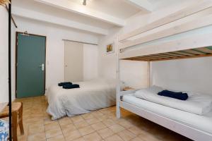 a bedroom with two bunk beds in a room at Gite La Chambrette in Blieux