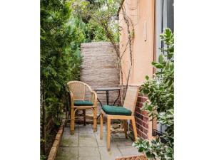 a patio with two chairs and a table at Ferienwohnungen Romantika in Potsdam