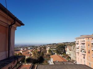 En generell vy över Albano Laziale eller utsikten över staden från hotellet