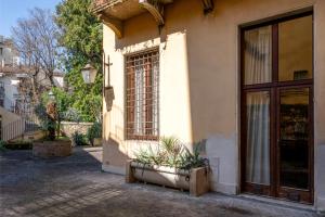 a building with a door and a window with plants at Verona City Lodge in Verona