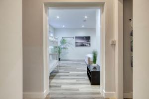 a hallway with a room with a bath tub and a room with a hallwayngth at The Studio Castle Lane in Bournemouth