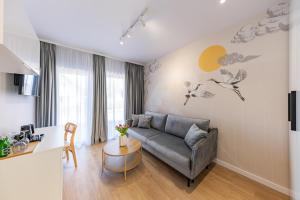 a living room with a couch and a table at Apartamenty i pokoje deluxe PÓŁNOCNA PRZYSTAŃ in Przewłoka