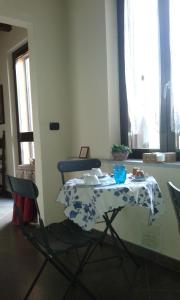 コッレッキオにあるVilla Anna Bed & Breakfastの青白のテーブルクロスが掛けられたテーブル